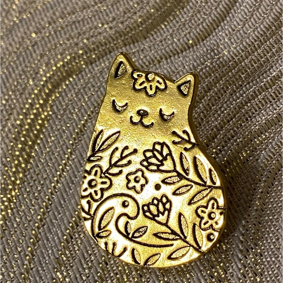 Retro Engraved Floral Chubby Cat Brooch Pin (Antique Gold Tone) - Picture 3 of 9